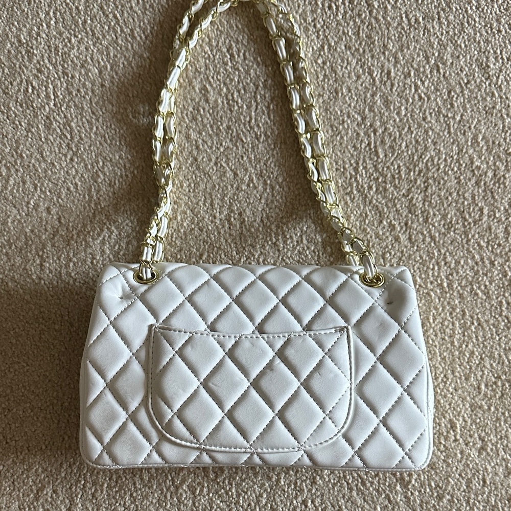 Elegant Quilted Shoulder Bag in Cream - Picture 3 of 3